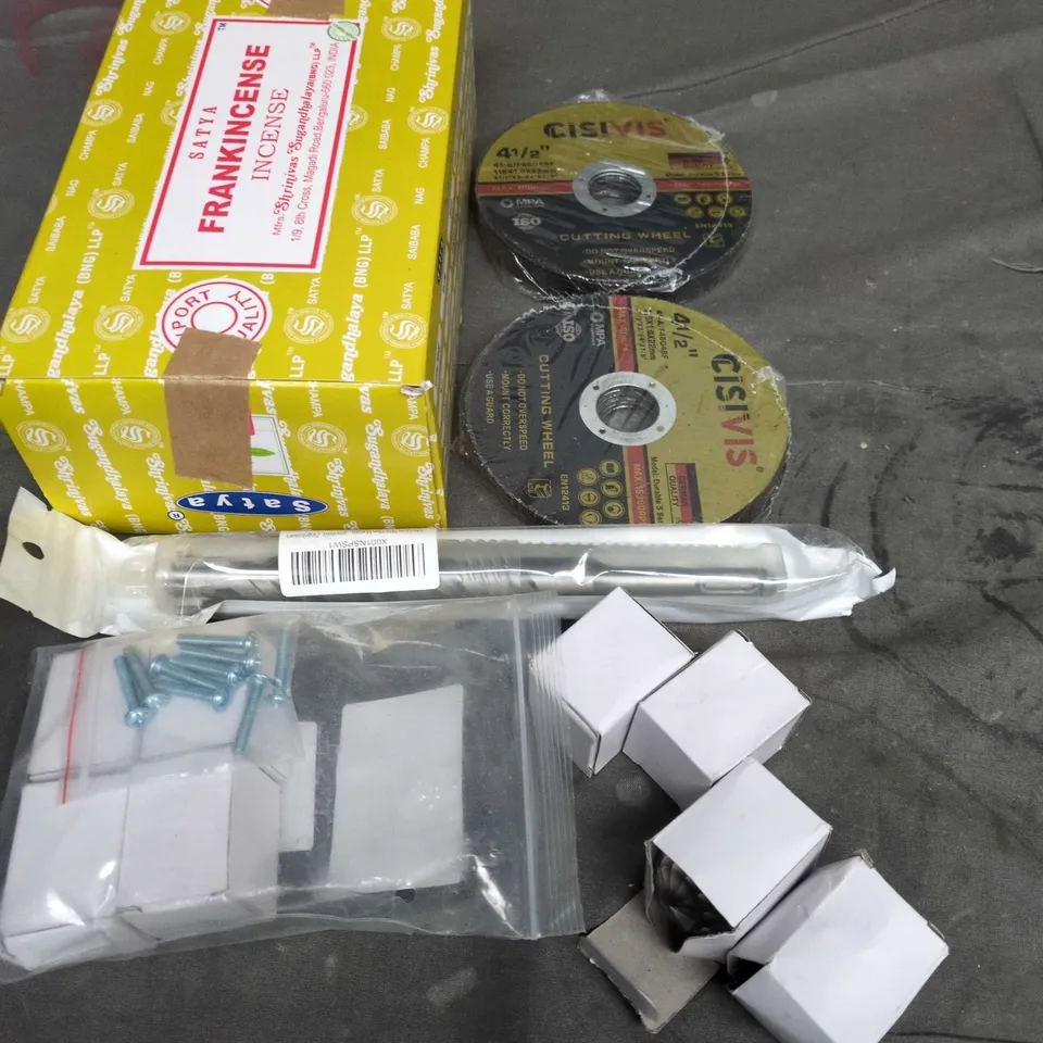 APPROXIMATELY 15 ASSORTED HOUSEHOLD ITEMS TO INCLUDE CUTTING DISCS , TOOL EQUIPMENT , ETC 