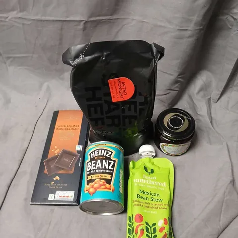 APPROXIMATELY 10 ASSORTED FOOD ITEMS TO INCLUDE - HEINZ BEANS, DARK CHOCOLATE AND BEAN STEW