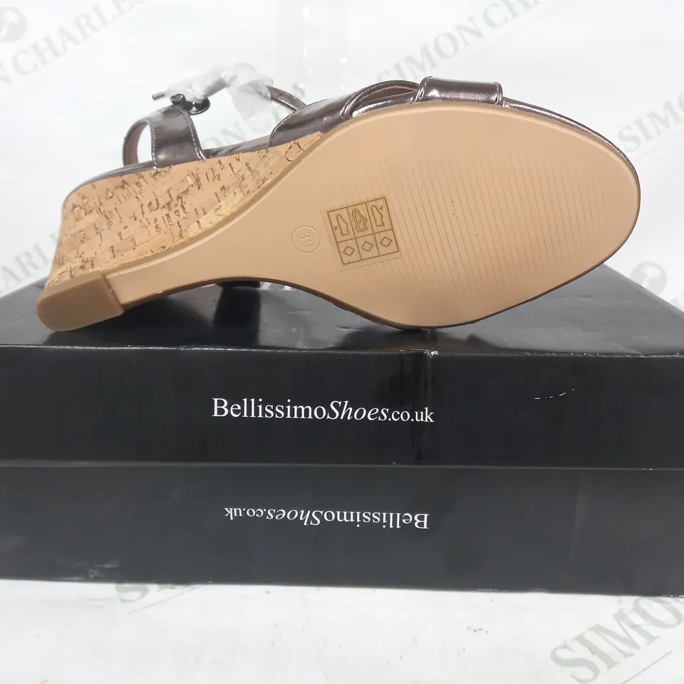 BOXED PAIR OF BELLISSIMO OPEN TOE WEDGE HEEL SANDALS IN METALLIC PEWTER EU SIZE 39