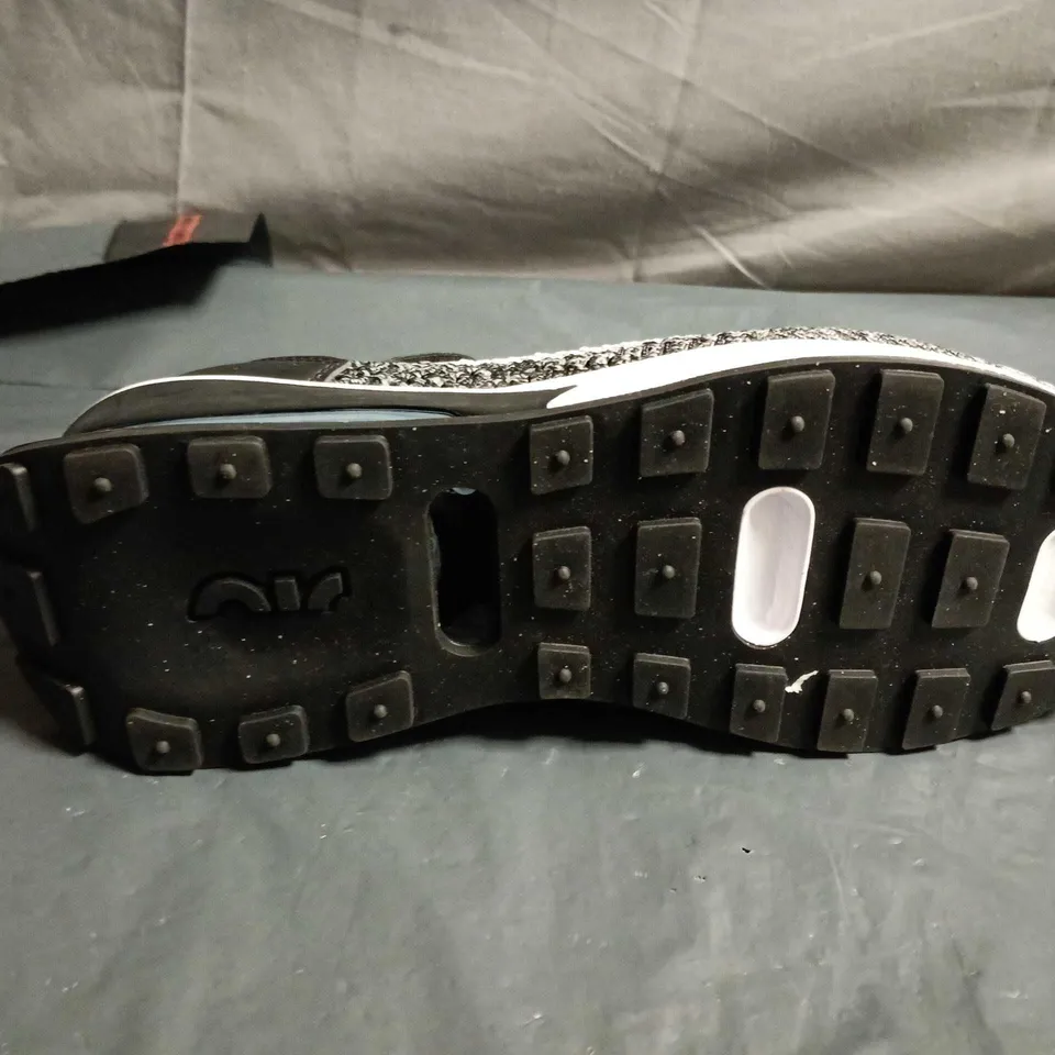 UNBOXED PAIR OF NIKE RUNNING SHOES - SIZE UNSPECIFIED