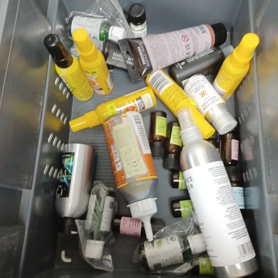 BOX OF APPROXIMATELY 15 ASSORTED HOUSEHOLD ITEMS TO INCLUDE PET CARPET CLEANER, PAINT AND SCENTED DIFFUSER