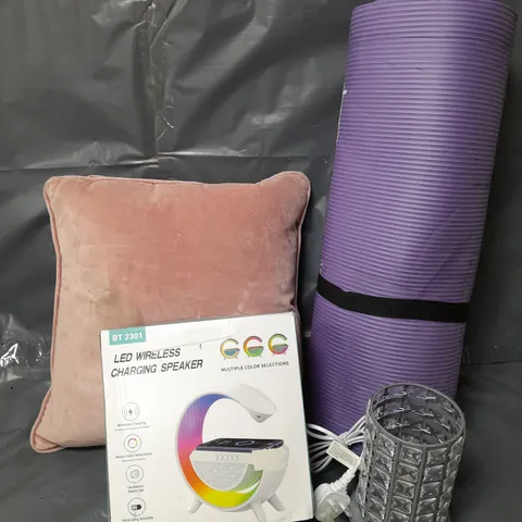 BOX OF APPROXIMATELY 12 ASSORTED HOUSEHOLD ITEMS TO INCLUDE - YOGA MAT - LAMP - CUSHION - ETC