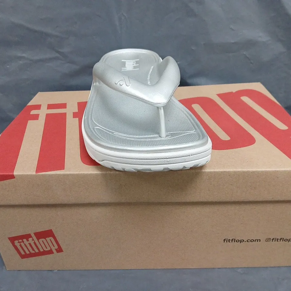 BOXED PAIR OF FITFLOP RELIEF TOE-POST SANDALS IN METALLIC SILVER SIZE UK 9