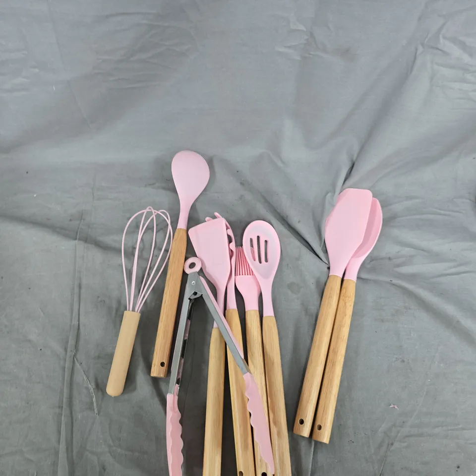 BOX OF APPROXIMATELY 20 HOUSEHOLD ITEMS INCLUDING:PEN GAS DETECTER, BRITA FLITERS AND SILICONE UTENSILS