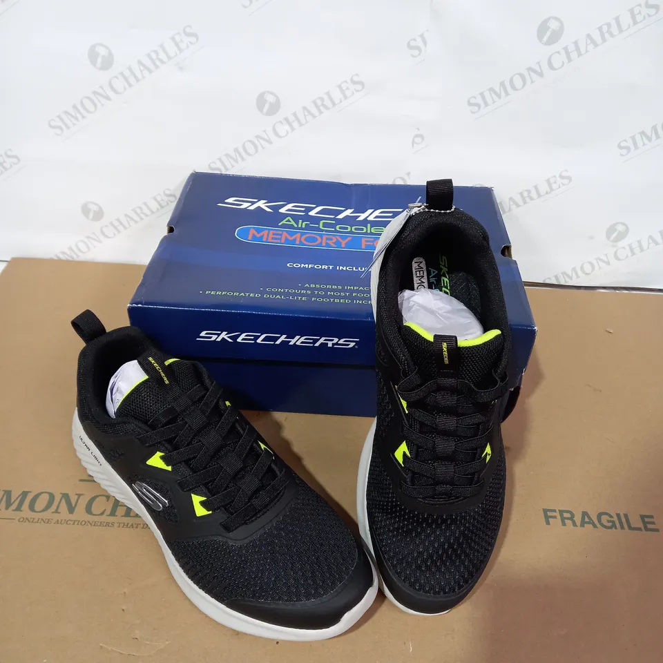 BOXED PAIR OF SKECHERS SIZE 8