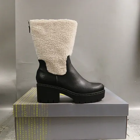 BOXED PAIR OF KOI TEXEL SHEARLING SWITCH BOOTS IN BLACK SIZE UK 8