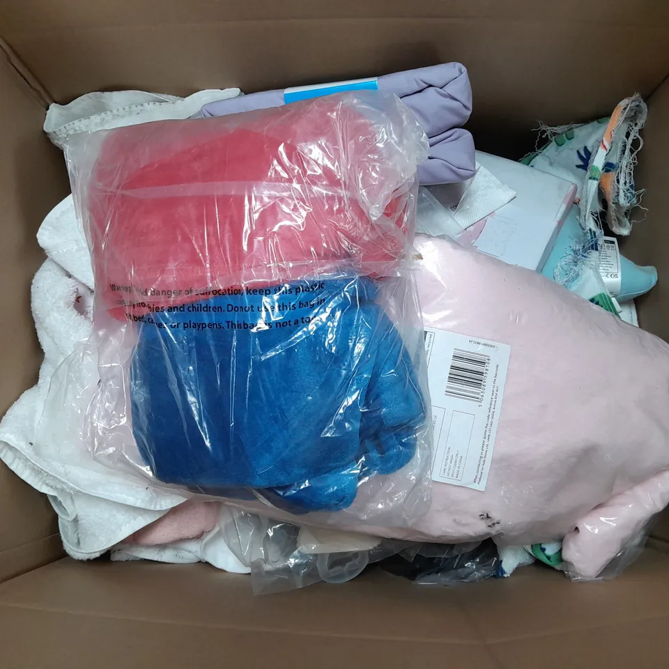 APPROXIMATELY 8 ASSORTED HOUSEHOLD ITEMS TO INCLUDE VARIOUS BEDDING IN VARIOUS SIZES AND STYLES 