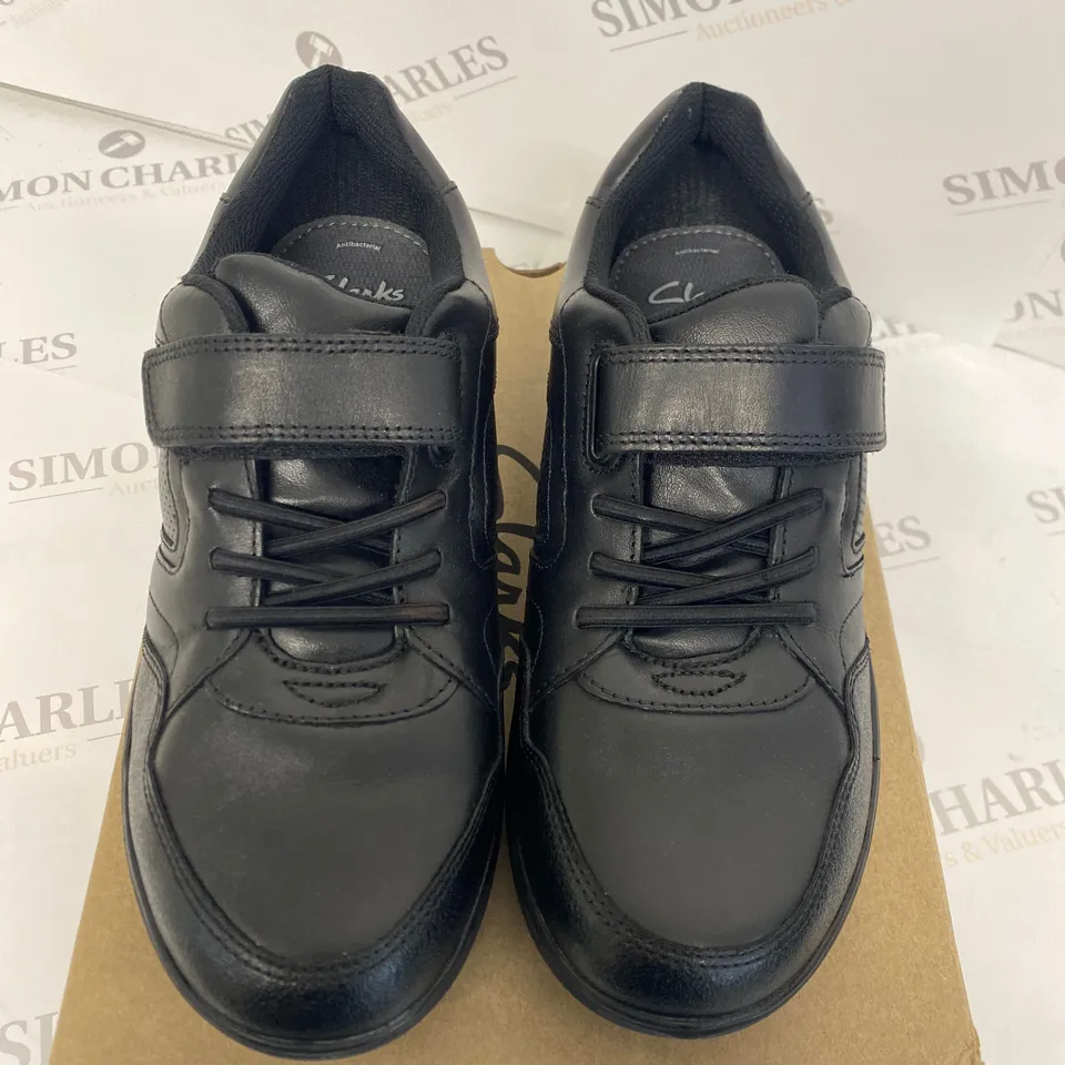 BOXED PAIR OF CLARKS BLACK SHOES SIZE 5.5G