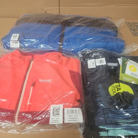 APPROXIMATELY 22 BRAND NEW REGATTA KIDS CLOTHING ITEMS IN VARIOUS SIZES, STYLES AND COLOURS TO INCLUDE GIRL TREKKTAIN, LOFTHOUSE, ALVARADO III, ETC 