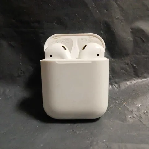  APPLE AIRPODS 1ST GENERATION IN WHITE A1602