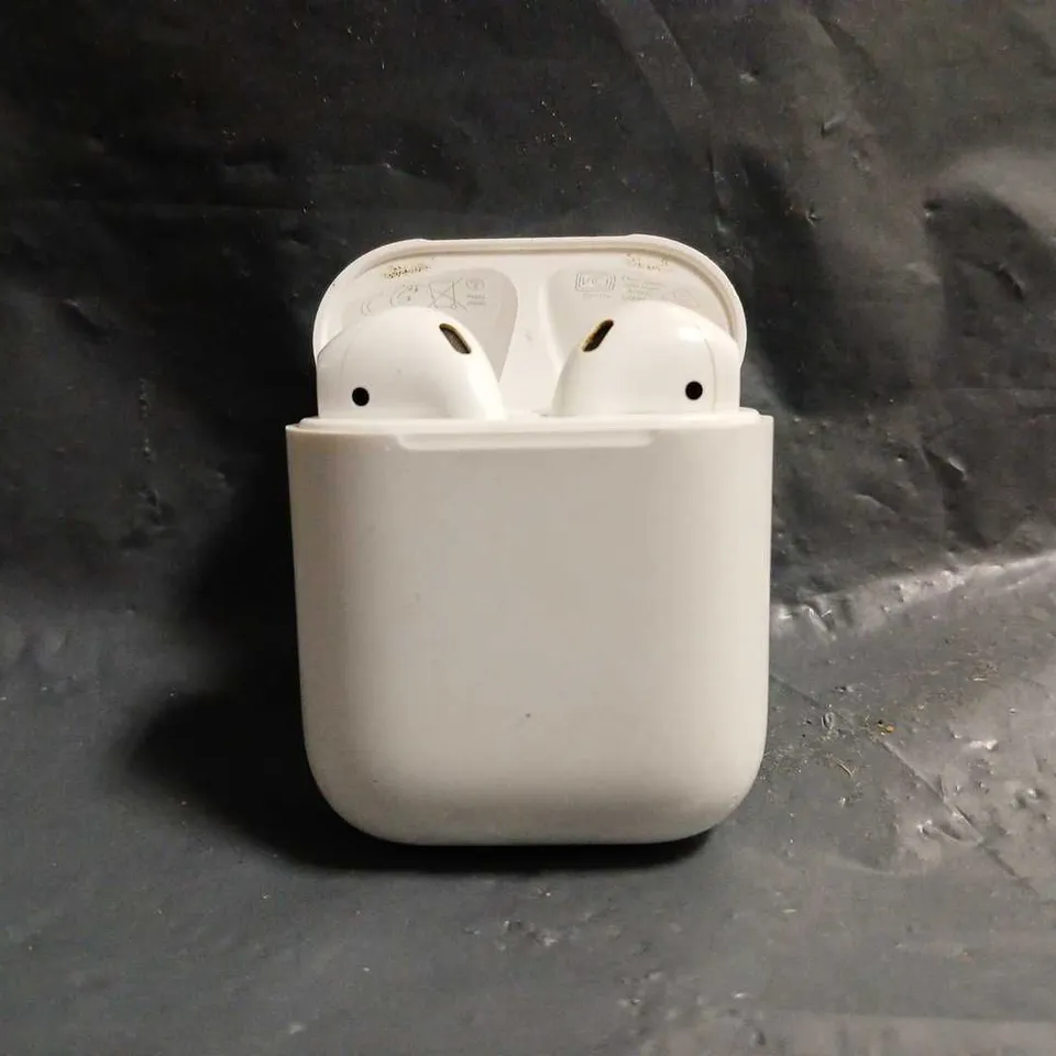  APPLE AIRPODS 1ST GENERATION IN WHITE A1602