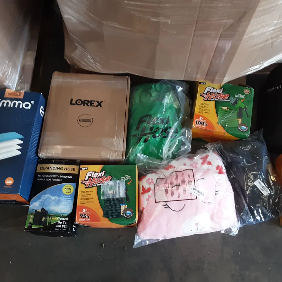 PALLET OF ASSORTED PALLET TO INCLUDE FLEXI HOSE, 5 STAR UNITED MEMORY FOAM CUSHION, MAGIC HOSE, EMMA MEMORY FOAM PILLOW, CARTTIYA LUMBAR SUPPORT CUSHION,  MISIKI 