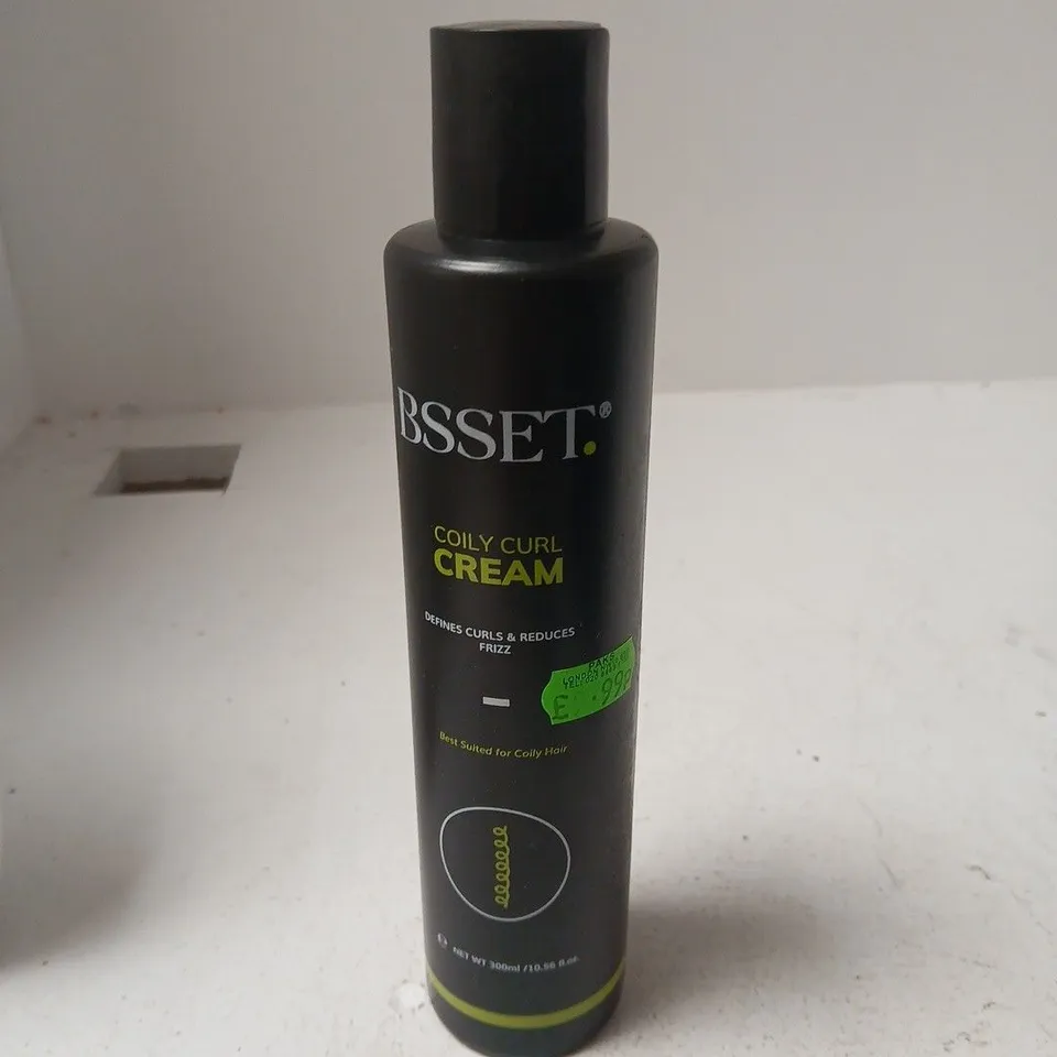 APPROXIMATELY 18 ASSORTED COSMETIC ITEMS INCLUDING BONDI SANDS EXFOLIATING MITT , BSSET COILY CURL CREAM AND DOVE BODY WASH