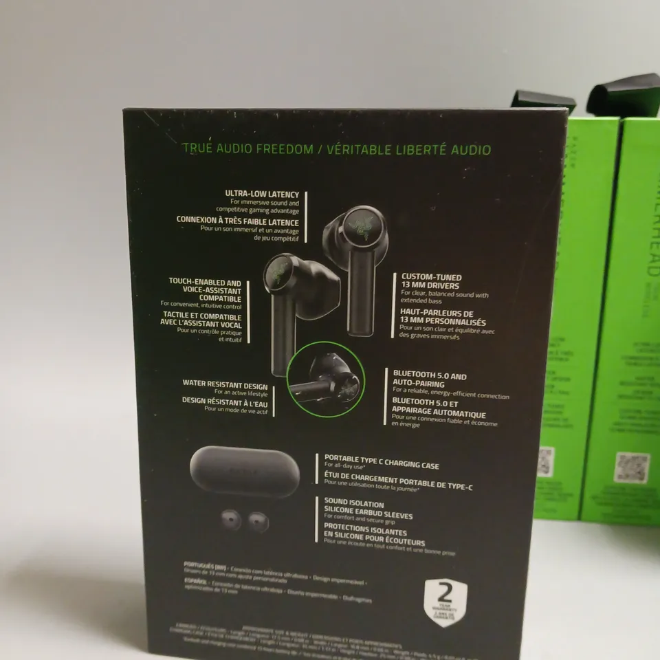 LOT OF 5 BOXED RAZER WIRELESS HEADPHONES IN BLACK AND GREEN INCLUDES CHARGING CASE, CABLE AND WRIST STRAP