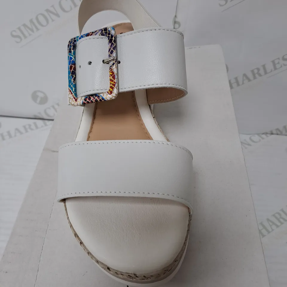ADESSO WEDGE SANDALS WHITE SIZE 5