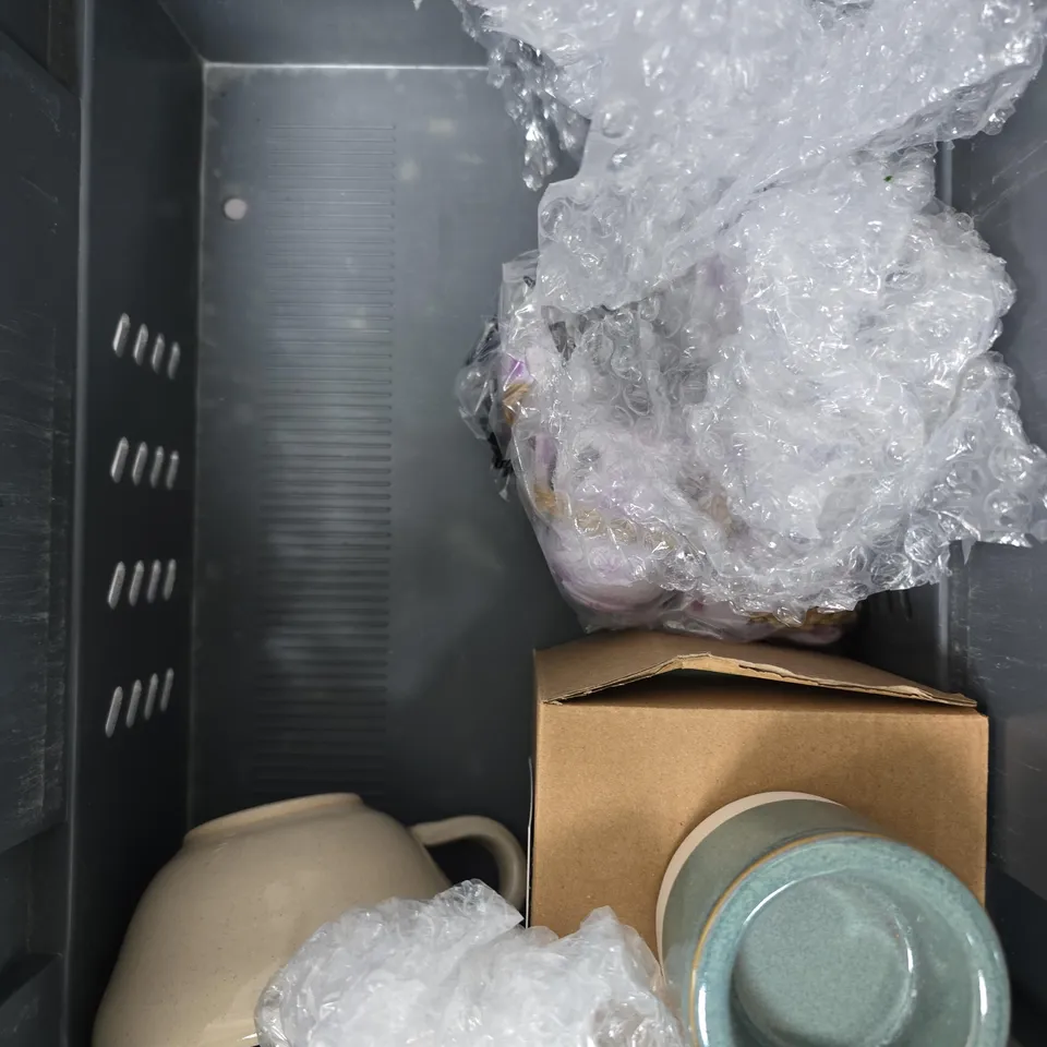 APPROXIMATELY 10 ASSORTED HOUSEHOLD PRODUCTS TO INCLUDE PICTURE FRAME, BOWL SET, HOME DECOR ETC 