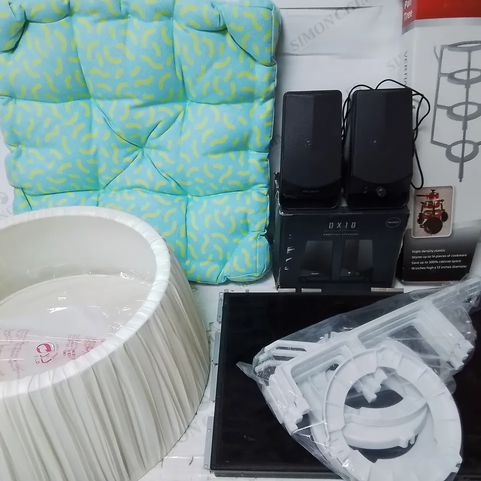 LOT OF 6 ASSORTED ITEMS TO INCLUDE CREAM LAMPSHADE, COMPUTER SPEAKERS AND SEAT CUSHION