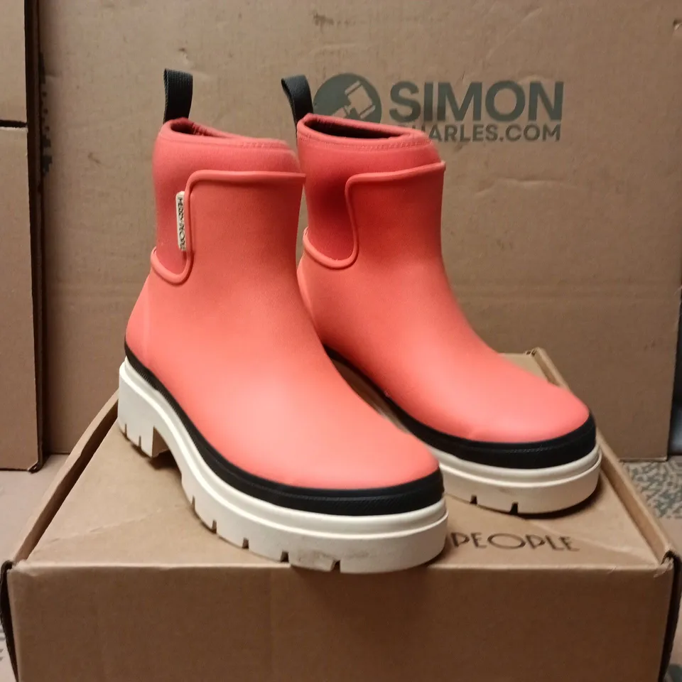 MERRY PEOPLE TULLY BOOTS CORAL SIZE 6