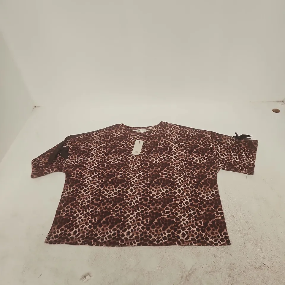 BOX OF APPROXIMATELY 20 ASSORTED CLOTHING ITEMS TO INCLUDE: RIVER ISLAND TSHIRT 