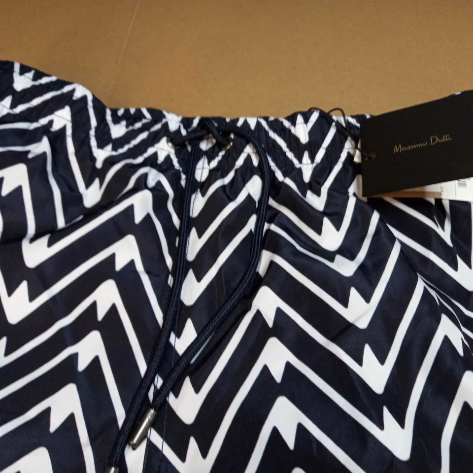 MASSIMO DUTTI SWIMWEAR COLLECTION SHORTS IN BLACK/WHITE ZIGZAG DESIGN - MEDIUM