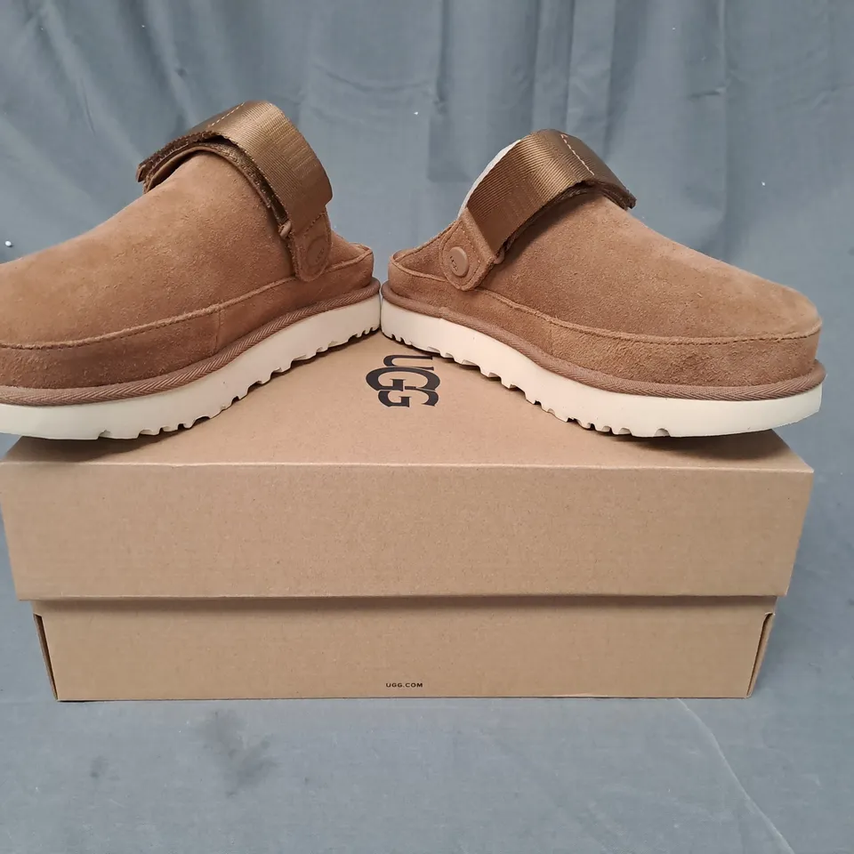 BOXED PAIR OF UGG W GOLDENSTAR CLOGS IN CHESTNUT UK SIZE 4