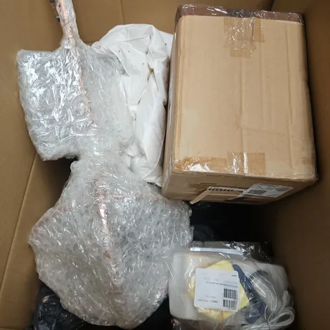 APPROXIMATELY 5 ASSORTED ITEMS TO INCLUDE - WALL LAMP - DUVET - GLOBE WATER SPRINKLER - COLLECTION ONLY 
