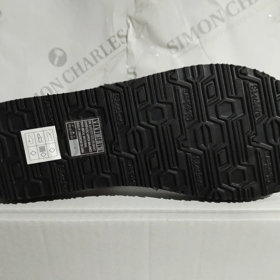 SKECHERS YOGA FOAM SANDALS BLACK AND FLORAL SIZE 6