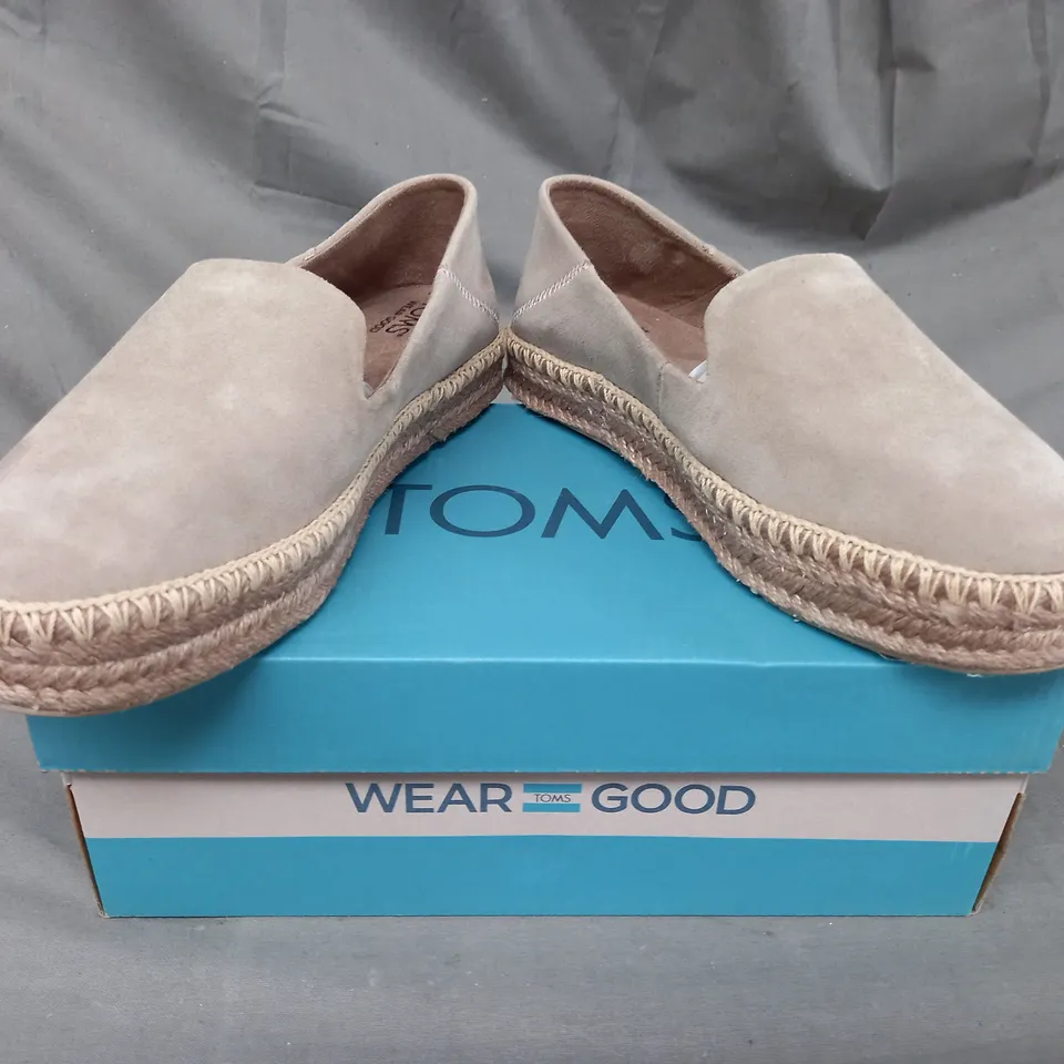 BOXED PAIR OF TOMS CORALINA SLIP-ON SHOES IN TAUPE SIZE 6