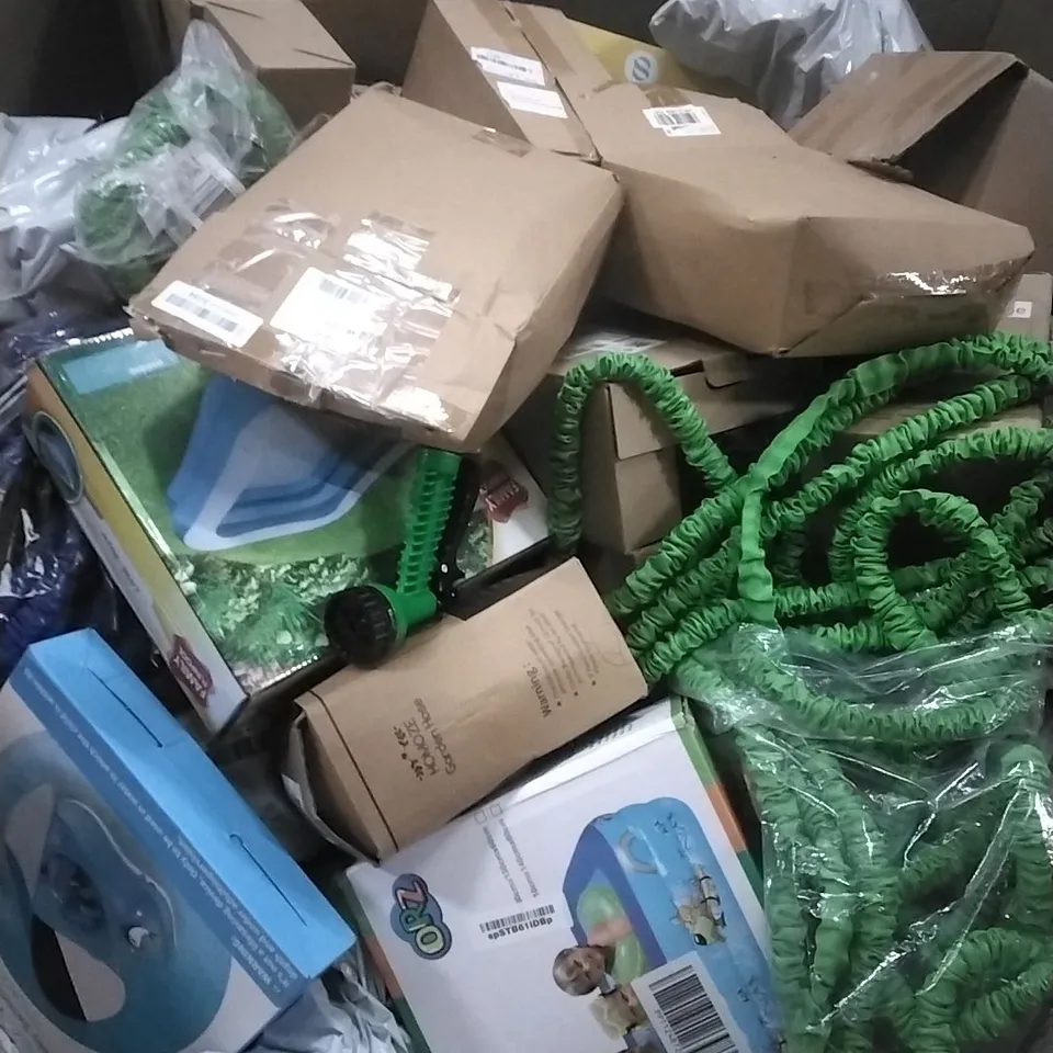 A PALLET CONTAINING A LARGE QUANTITY OF ASSORTED GARDEN HOSES, SWIMMING PRODUCTS SUCH AS SWIMMING POOLS AND FLOATS ETC