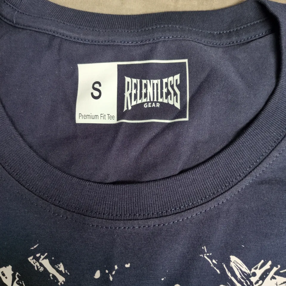 RELENTLESS GEAR PREMIUM FIT TEE – NAVY T-SHIRT WITH WHITE SKULL GRAPHIC, UK SIZE S