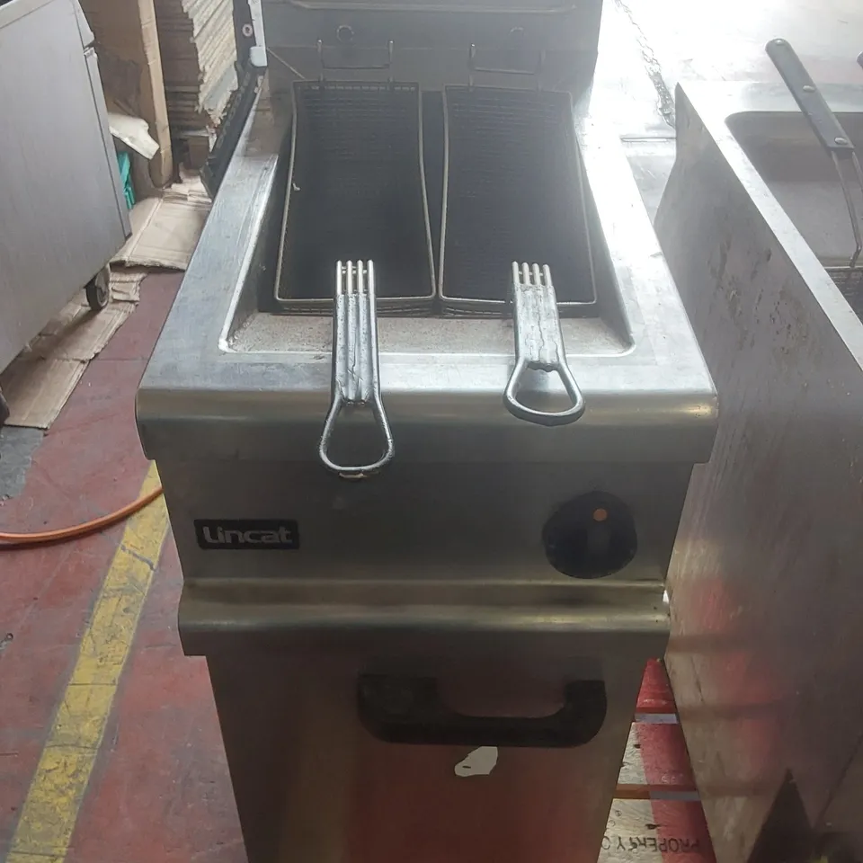 LINCAT OPUS 700 OG7106/N IS A 16-LITRE FREESTANDING COMMERCIAL NATURAL GAS FRYER