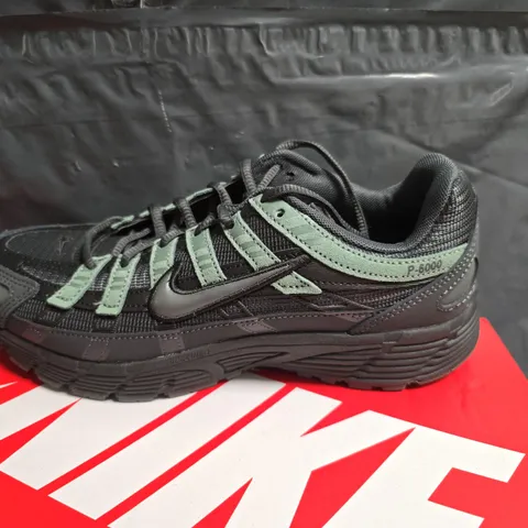 NIKE P-6000 (GS) SNEAKERS – BLACK/ANTHRACITE WITH GREEN ACCENTS UK 5.5 (US 6Y)