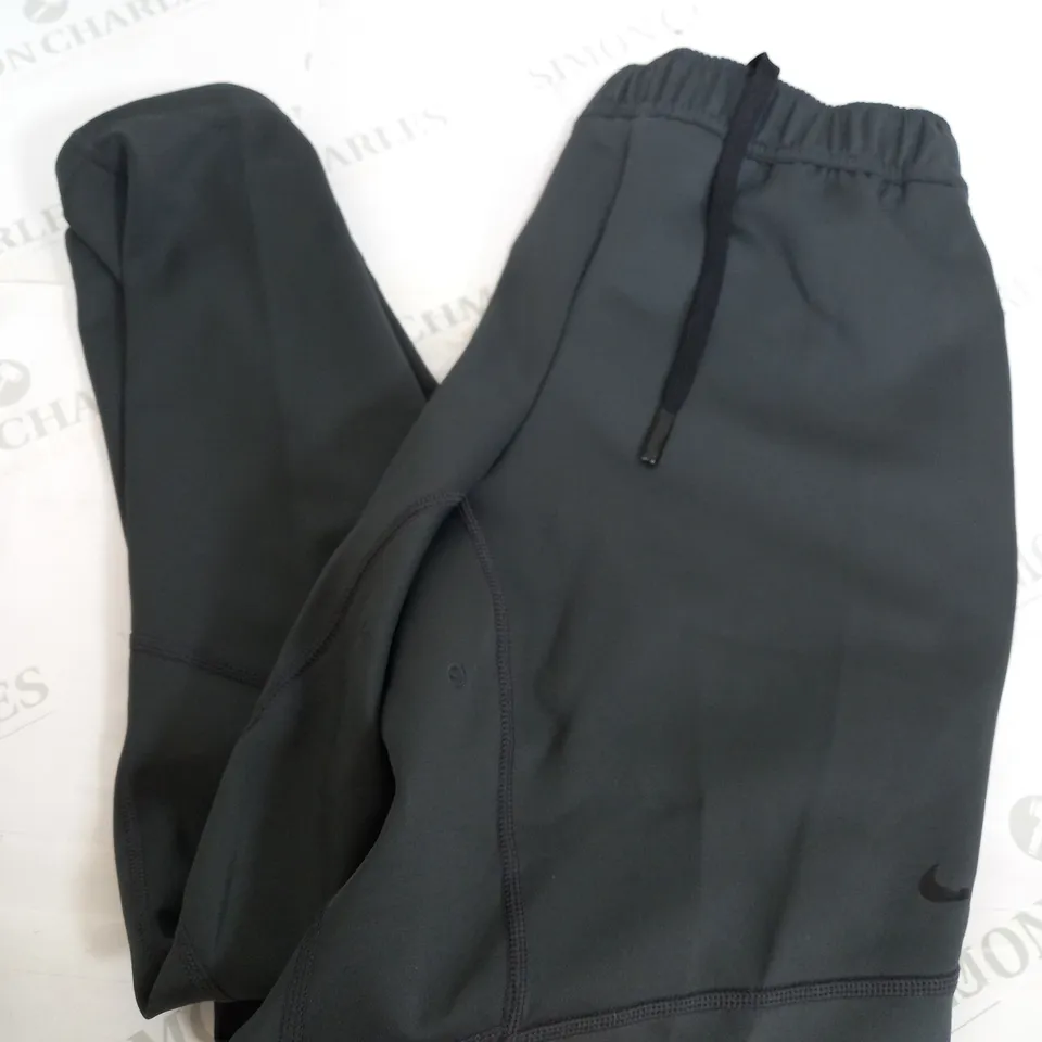 NIKE DRI-FIT ADV STANDARD FIT CARG JOGGERS IN GREY - MEDIUM