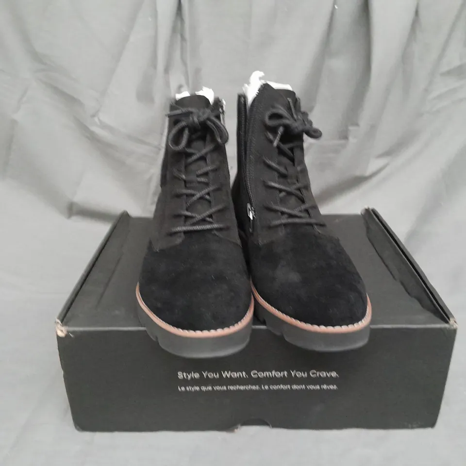 BOXED PAIR OF VIONIC LARSON LACE UP BOOTS IN BLACK SIZE 6
