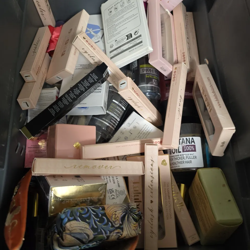 APPROXIMATELY 20 ASSORTED COSMETICS ITEMS TO INCLUDE EYELASHES , NO7 DAY CREAM , ETC 