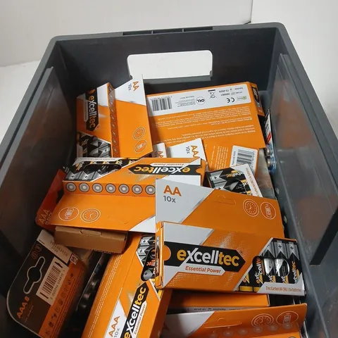 APPROXIMATELY 18 ASSORTED PACKS OF BATTERIES IN VARIOUS SIZES 
