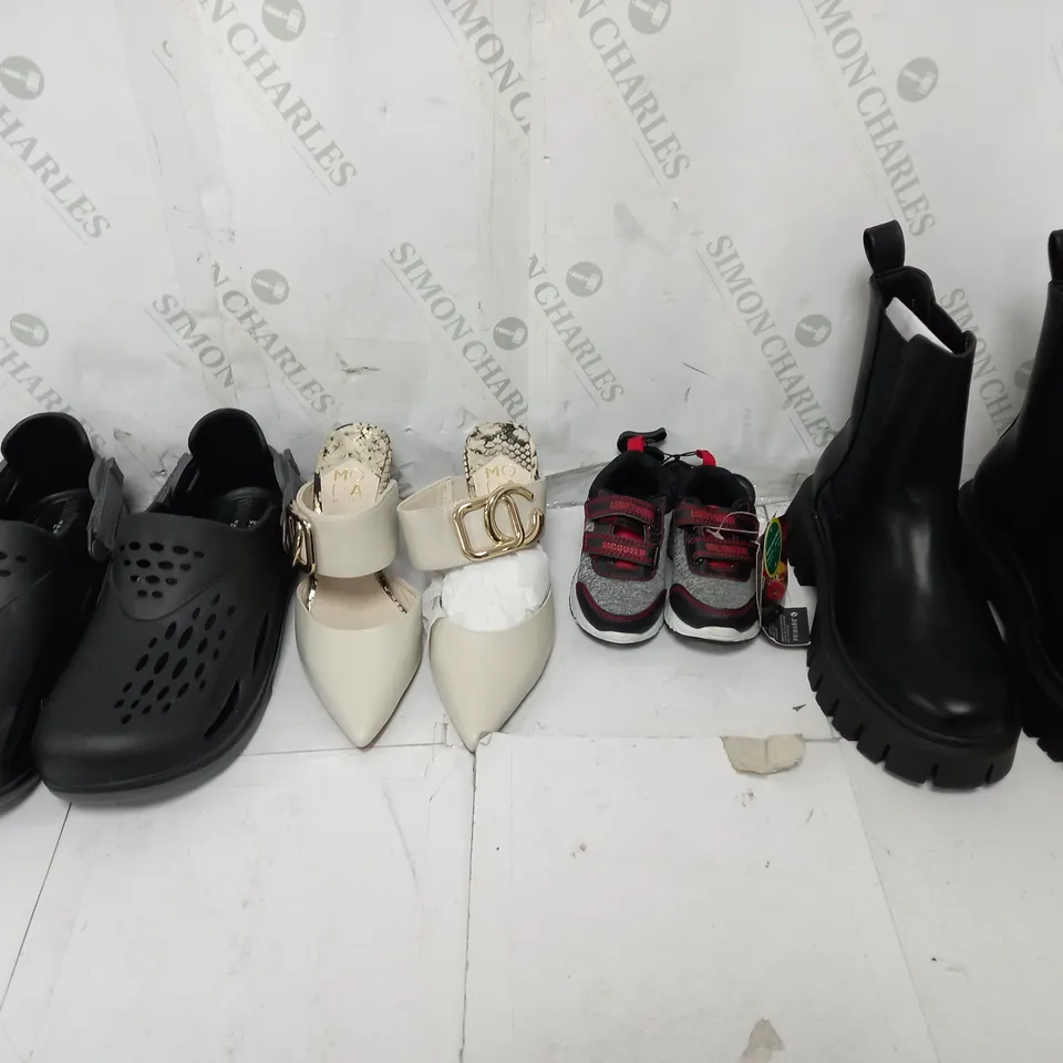 BOX OF APPROXIMATELY 15 ASSORTED SHOES TO INCLUDE BOOTS, SLIPPERS, AND SANDALS 