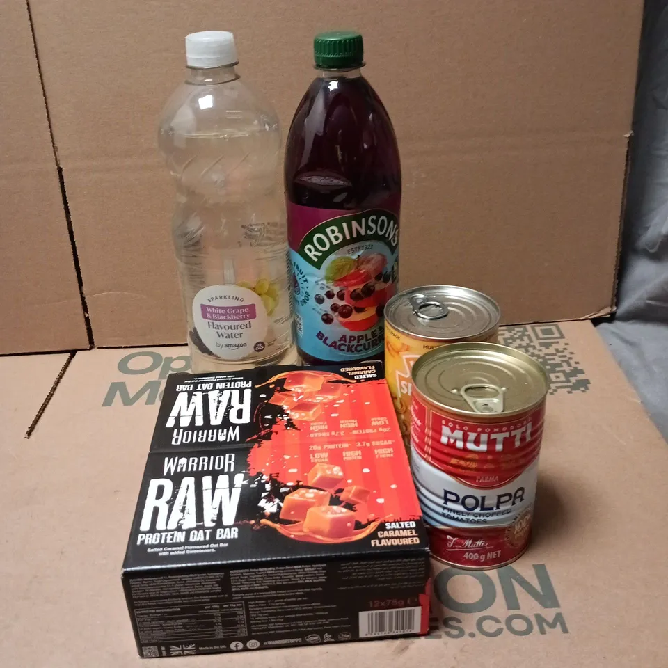 TOTE OF APPROXIMATELY 20 ASSORTED FOOD/DRINK ITEMS TO INCLUDE WARRIOR RAW PROTEIN OAT BAR PACK, ROBINSONS APPLE AND BLACKCURRANT, HEINZ SPAGHETTI, MUTTI CHOPPED TOMATOES ETC