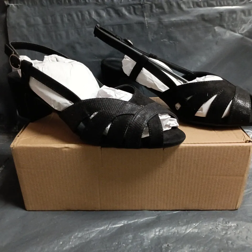 BOXED PAIR OF JD WILLIAMS PEEP TOE BLOCK HEEL SANDALS IN BLACK SIZE UK 8