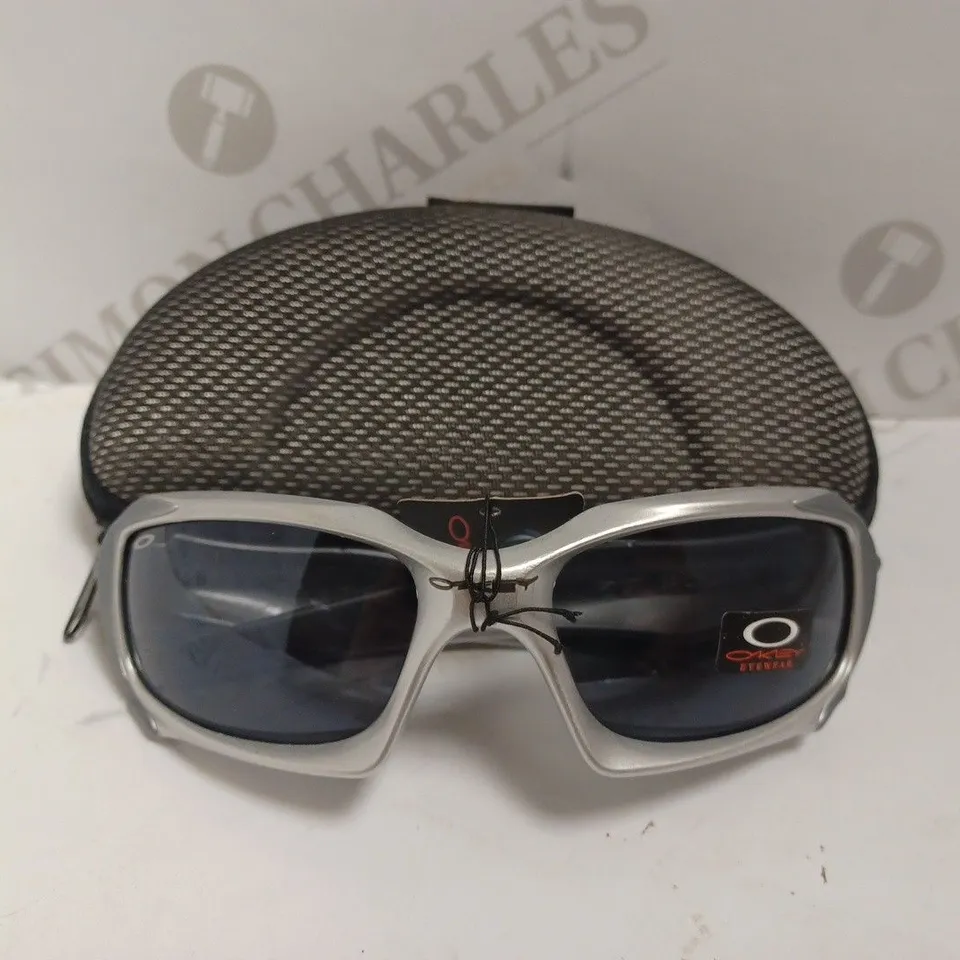 OAKLEY GREY SUNGLASSES