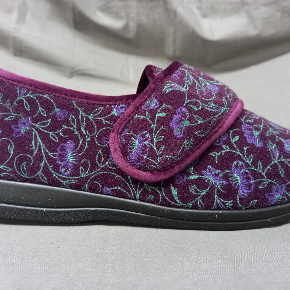 BOXED PAIR OF COSYFEET EXTRA ROOMY SLIPPERS IN PLUM W. FLORAL DESIGN UK SIZE 8