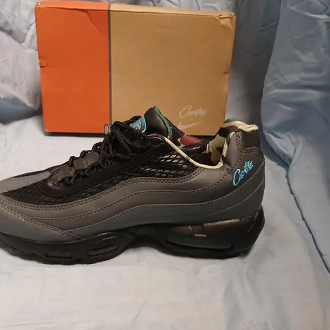 NIKE AIR MAX 95 TT TRAINERS – UK 8 (US 9), GREY/BLACK WITH CAMOUFLAGE LINING