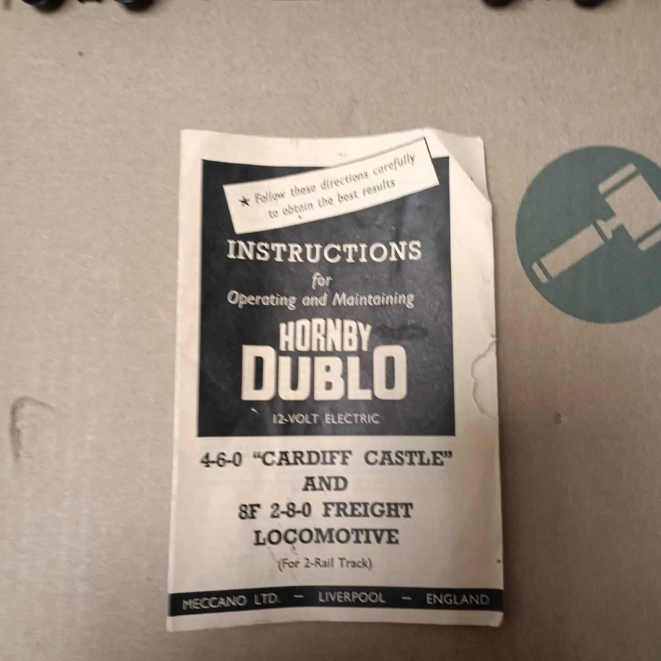 HORNBY DUBLO 2-RAIL 12V ELECTRIC PASSENGER COACH – GREEN, WITH PINK BOX