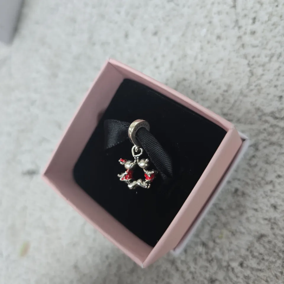 PANDORA DISNEY CHARM – CIRCULAR CHARM FEATURING TWO FIGURES IN RED OUTFITS (BOXED)