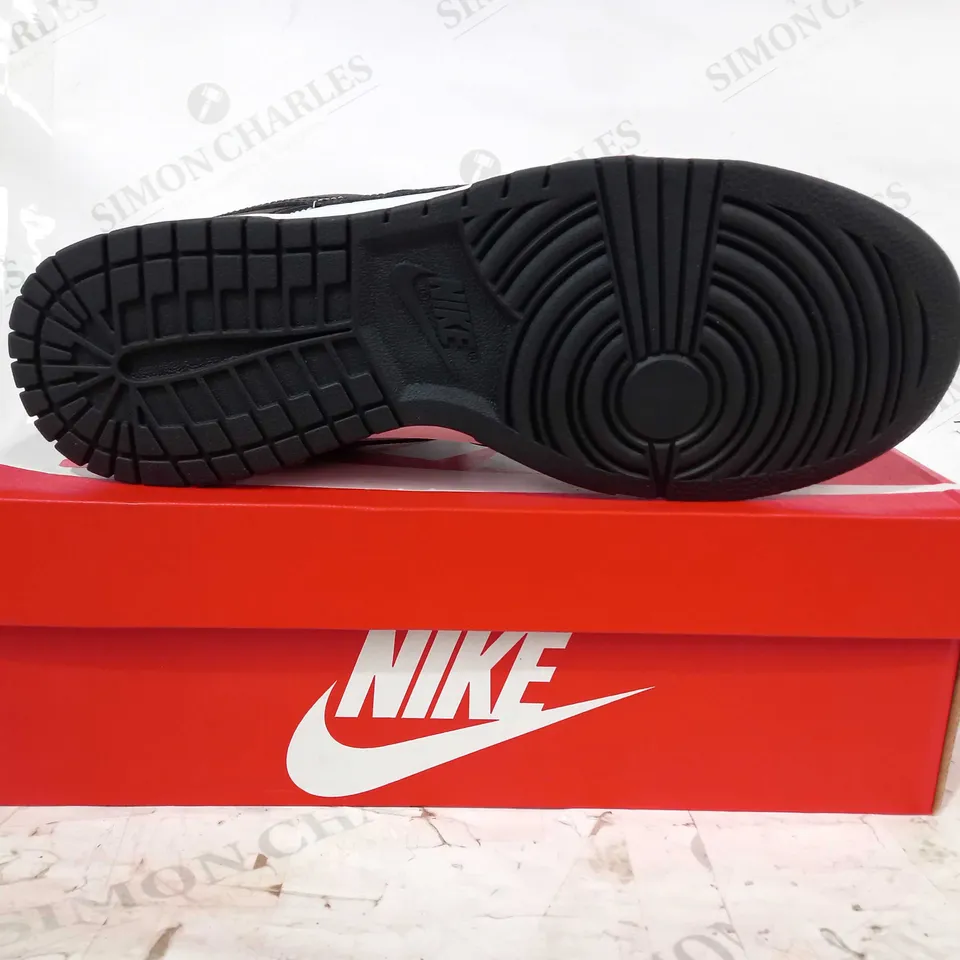 BOXED PAIR OF NIKE DUNK LOW RETRO SHOES IN BLACK/WHITE UK SIZE 10