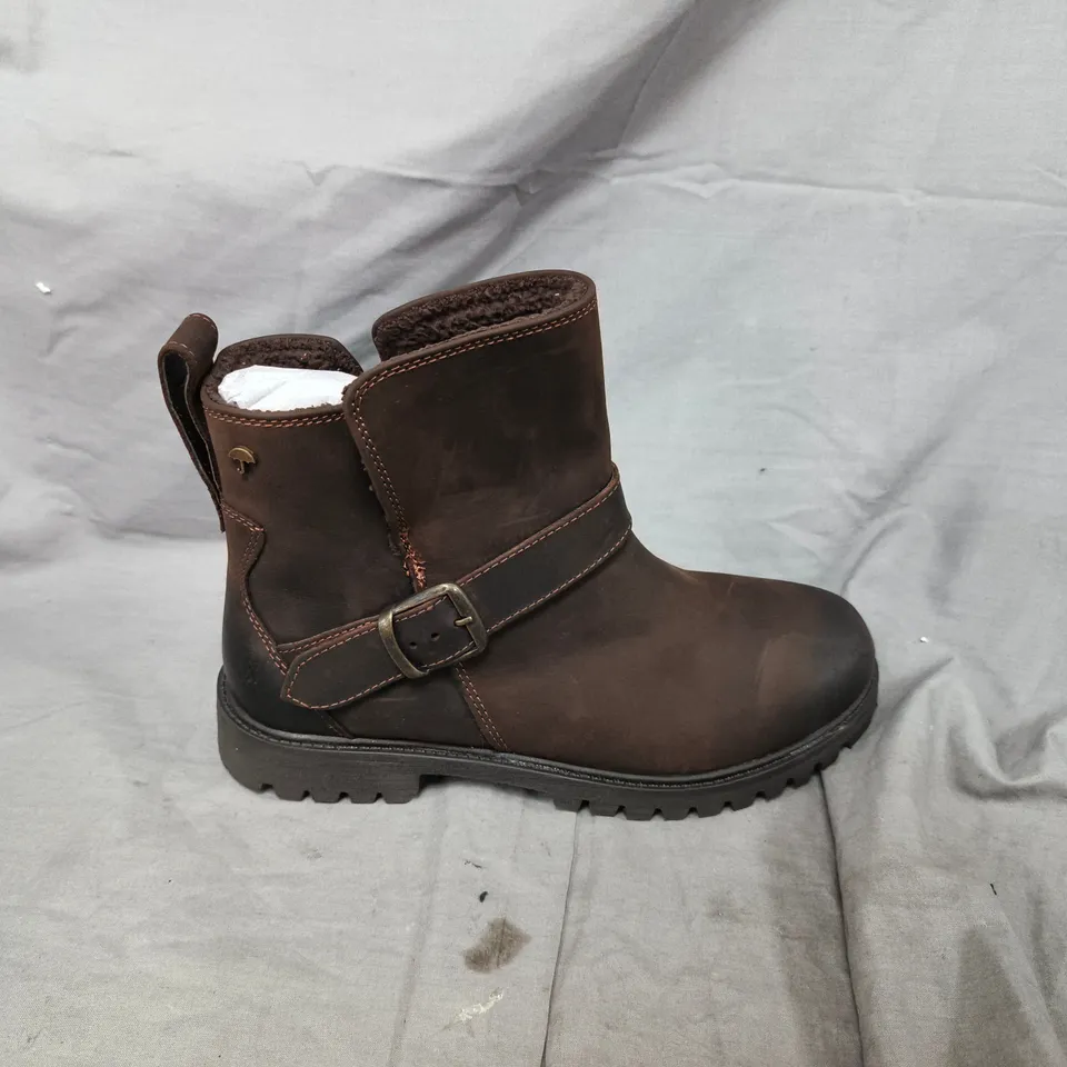 HUSH PUPPIES WATERPROOF BOOTS IN BROWN - SIZE 7