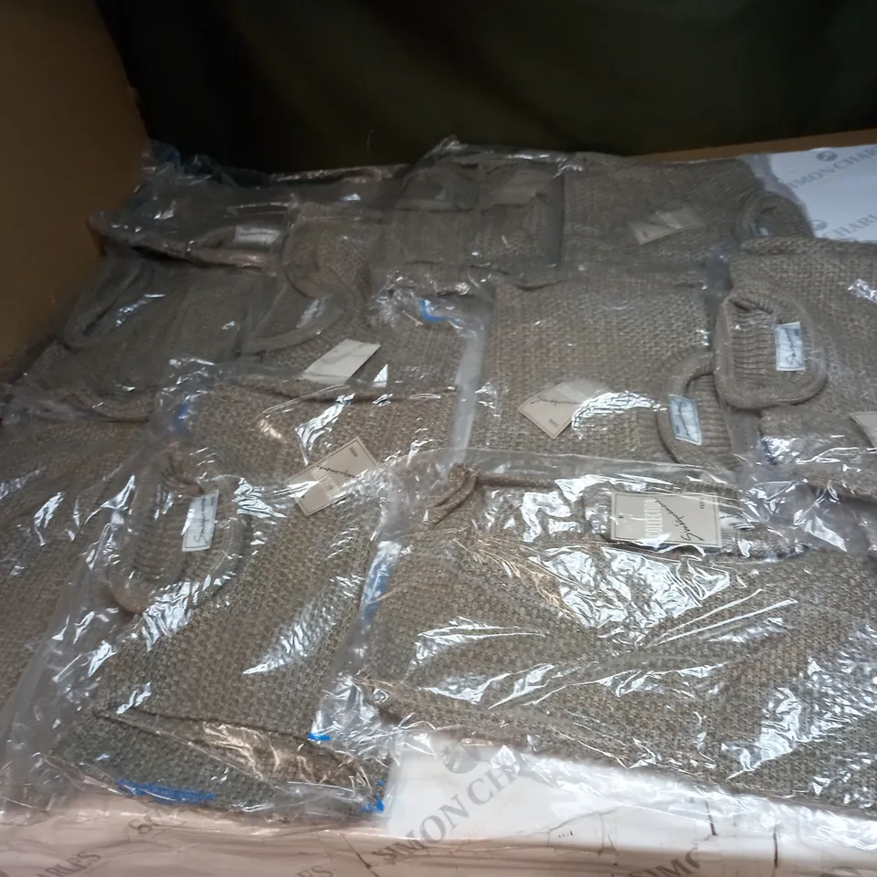 LOT OF APPROX 10 ASSORTED CLOTHING ITEMS IN VARIOUS SIZES