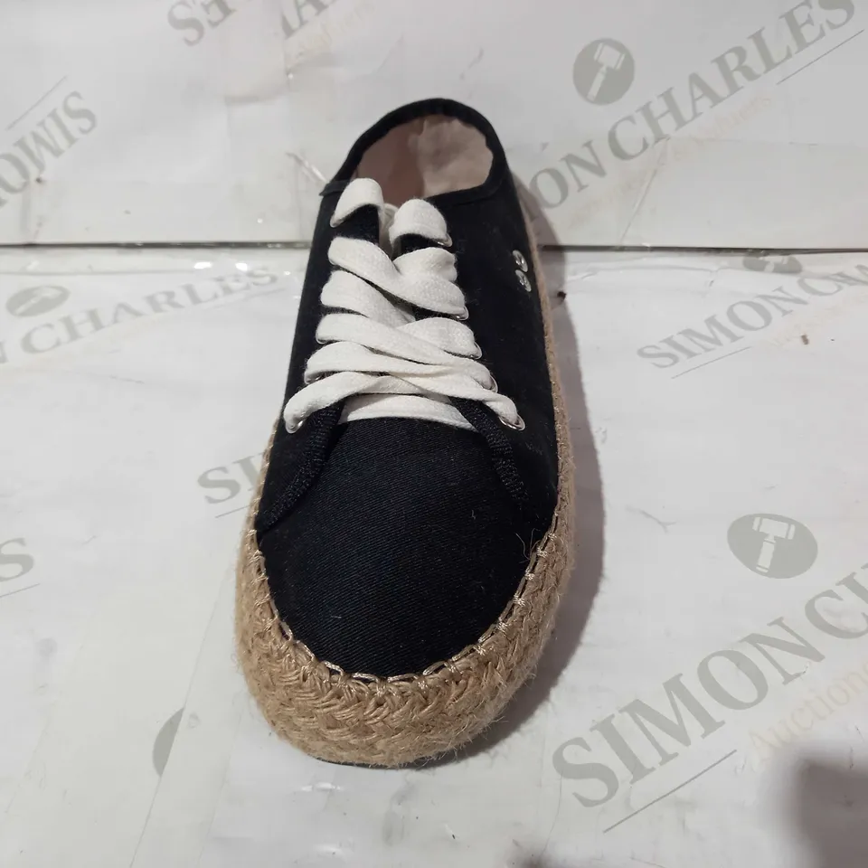 BOXED PAIR OF EMU AUSTRAILIA TRAINERS IN BLACK UK SIZE 6