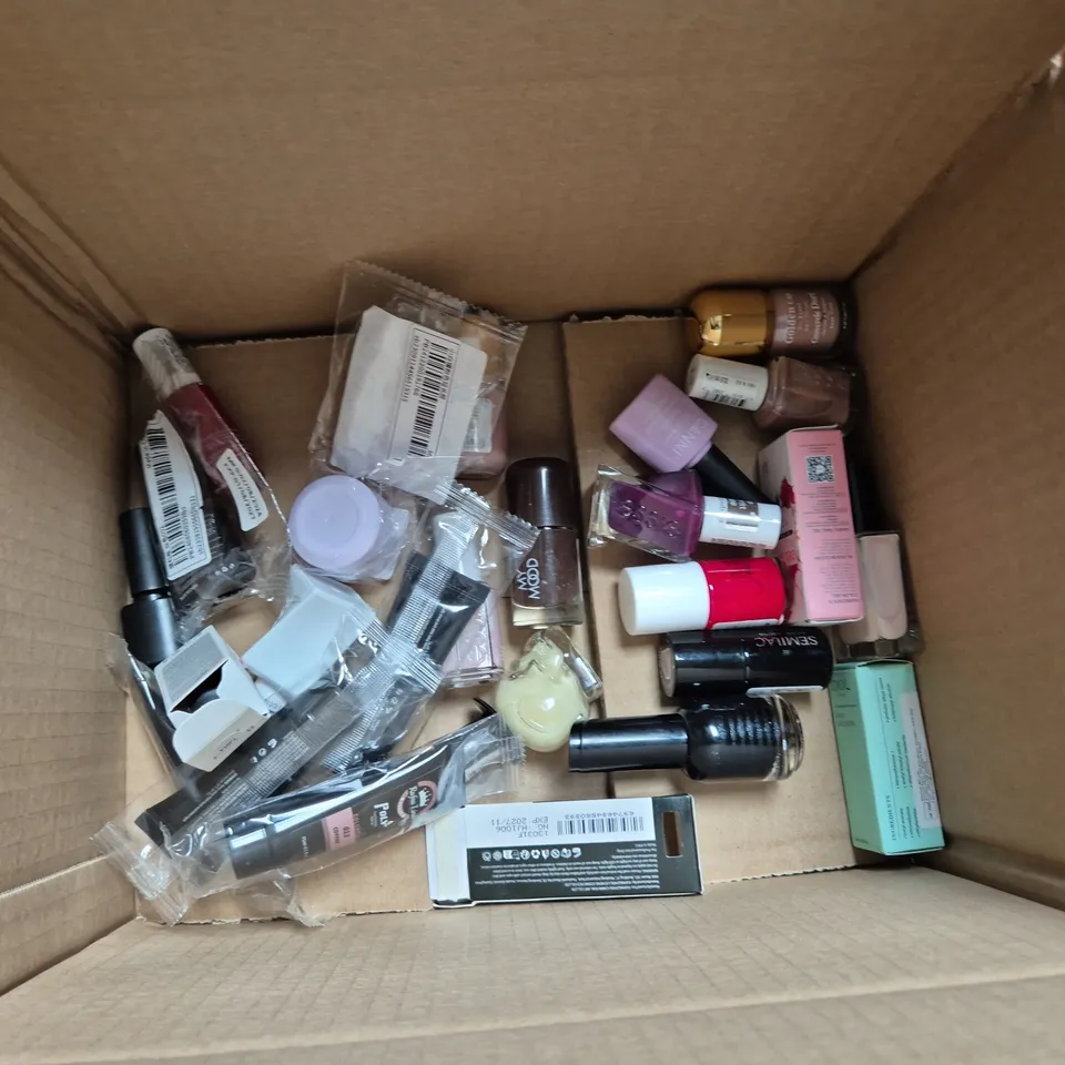 APPROXIMATELY 20 BOTTLES OF NAIL VARNISH TO INCLUDE NO7, BARRY M AND ESSIE