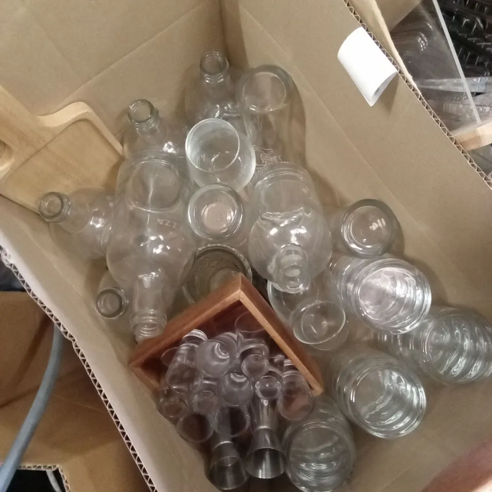 PALLET OF ASSORTED CATERING PRODUCTS AND EX-RESTERAUNT DECOR
